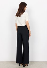 Pantalon noir à jambes larges en tissu lisse avec un léger éclat, doté d'une poche arrière et d'une taille élégante.