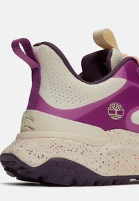 Scarpa sportiva con tomaia viola e crema, pannelli in rete testurizzati e suola screziata crema-arancio. Presenta un logo sul lato.
