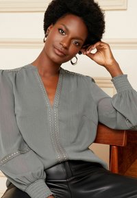 Love & Roses V NECK HARDWARE PETITE  - Blūze - grey