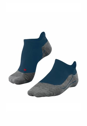 Ein Paar knöchelhoche Sportsocken in Navyblau und Grau mit einem roten "R"-Zeichen im Bereich der rechten Zehenpartie.