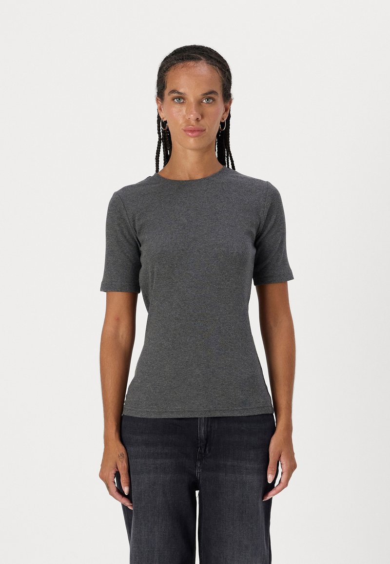 T-shirt grigia attillata a maniche corte realizzata in un mix di cotone texture. Collo liscio, design minimale, abbinato a jeans scuri a gamba dritta.