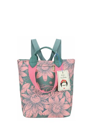 Zaino con motivo floreale rosa su sfondo verde, spallacci verdi, maniglie rosa e un'etichetta che mostra un volto stilizzato con corona floreale e testo.