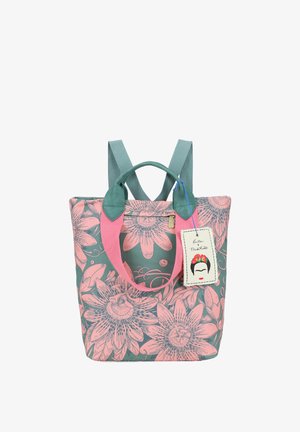 Zaino con motivo floreale rosa su sfondo verde, spallacci verdi, maniglie rosa e un'etichetta che mostra un volto stilizzato con corona floreale e testo.