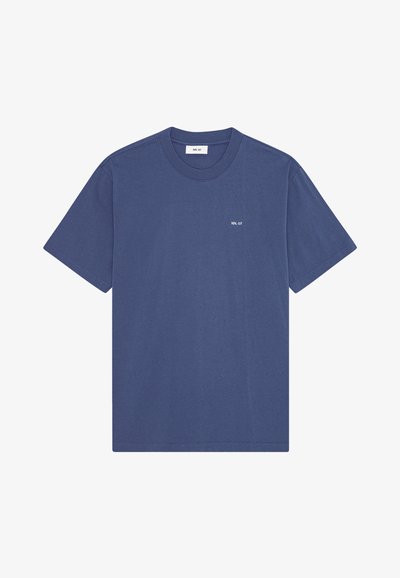 Blauwe katoenen T-shirt met korte mouwen, een ronde hals en een klein wit logo op de linkerkant van de borst. Eenvoudig, effen kleurontwerp.