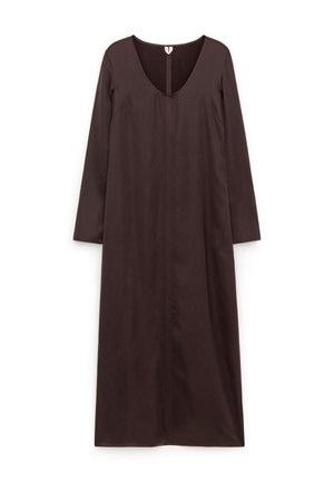 Robe longue marron foncé en tissu lisse, avec un profond décolleté en V, des manches longues et une coupe droite avec un détail de couture centrale.