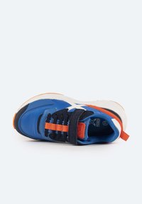 Baskets de sport bleues avec des accents navy, emblème étoile blanc, détails orange, tissu texturé et languette rembourrée. Semelle en caoutchouc pour une bonne traction.