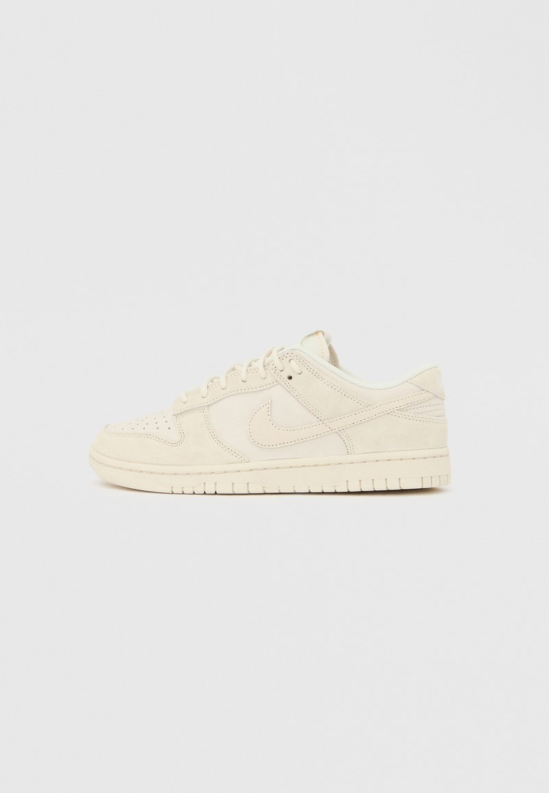 Beežist seemisnahast vabaajajalats ümarate varvastega, perforatsioonidega pealiskihiga, lamedate paelte, polsterdatud krae ja tekstuurse kummist tallaga, millel on diskreetne logo.