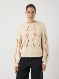 Cremfarbener gestrickter Pullover mit strukturierten Blattformen, versehen mit rosa und braunen Akzenten. Gerippte Bündchen und Saum, lockere Passform.