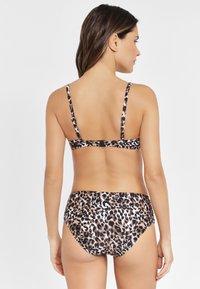 Conjunto de bikini de estampado de leopardo que presenta un patrón en negro, marrón y blanco. Tirantes ajustables, cierre de clip y parte inferior de cintura alta. Textura suave.
