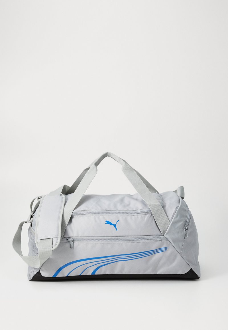 Grijze sport duffeltas met blauw streepontwerp, twee draaghandvatten, afneembare schouderriem en een voorvak met rits. Zwarte basis.