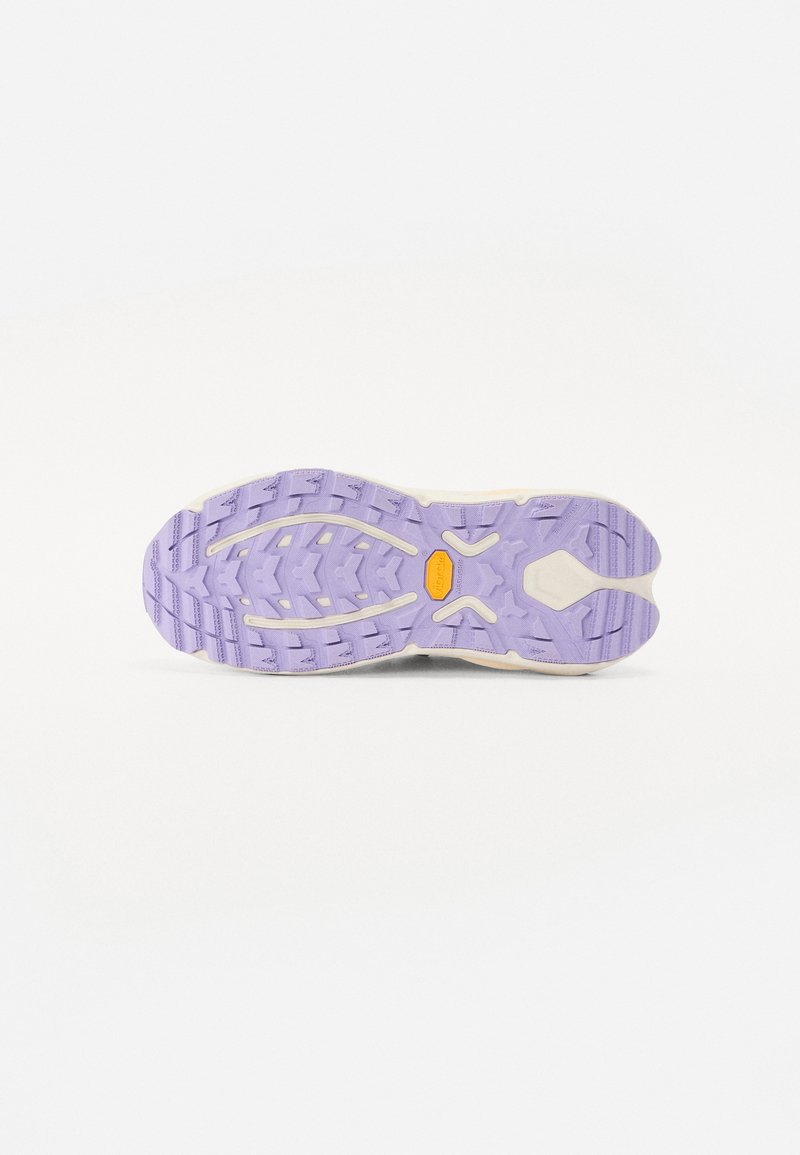 Fioletowa gumowa podeszwa z teksturowanym wzorem antypoślizgowym. Posiada jasne akcenty kolorystyczne oraz detal z logo na środku.