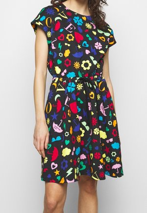 Schwarzes Kleid mit einem bunten Muster aus Symbolen, Blumen und Herzen, kurzen Ärmeln, lockerem Schnitt und einem elastischen Taillenbund mit Kordelzug.