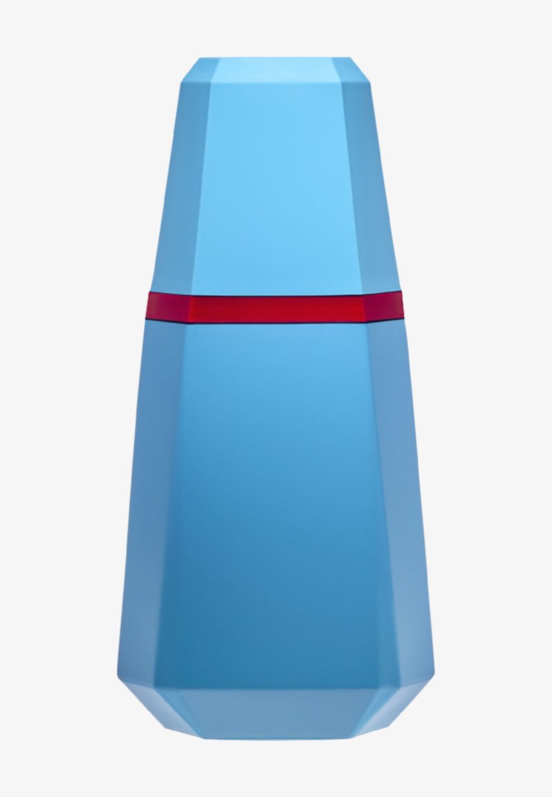 Contenitore o bottiglia alta sfaccettata blu con una banda rossa orizzontale vicino alla sommità, su uno sfondo bianco uniforme.