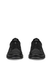 Paar schwarze Schnürsneaker mit dicken Sohlen, von vorne auf weißem Hintergrund gesehen.