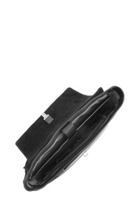 Schwarze Wildledertasche mit einem Reißverschluss, Innenfächern und einem Trageriemen. Weiche Textur und schlichtes Design, geeignet für verschiedene Anwendungen.