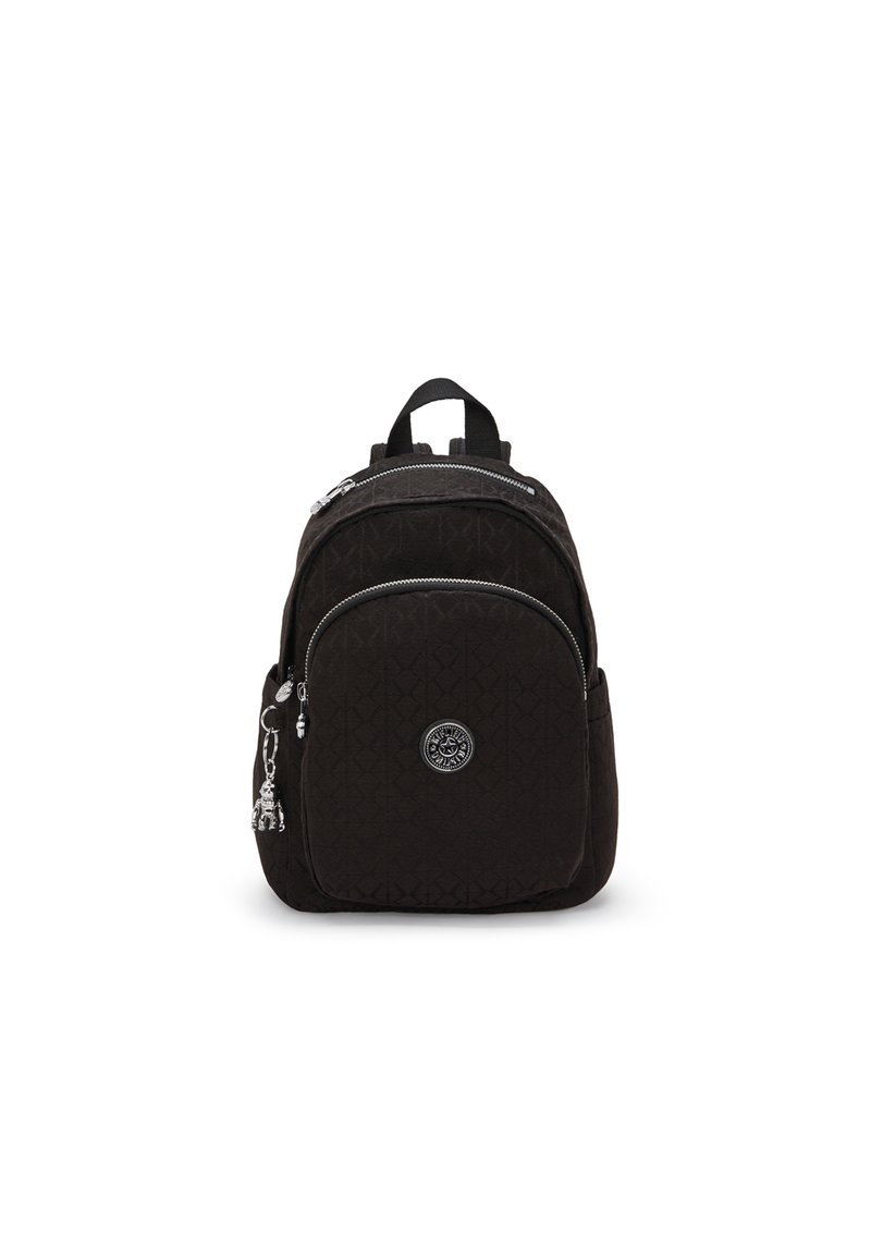 Zaino nero con tessuto testurizzato, molteplici scomparti con zip, motivo geometrico sottile e un logo circolare sulla parte frontale.