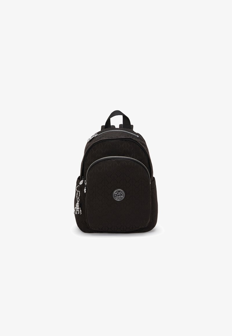 Sort rygsæk med struktureret stof, flere lynlåslommer, subtilt geometrisk mønster og et rundt logo på fronten.