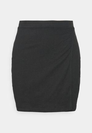 Mini-jupe noire extensible avec un détail portefeuille sur le côté droit et une taille ajustée.