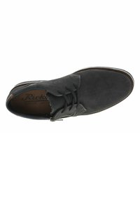 Zapato de piel negra con parte superior texturizada, puntera redonda y cierre de cordones. Presenta una suela contrastante y detalles de costura sutiles.