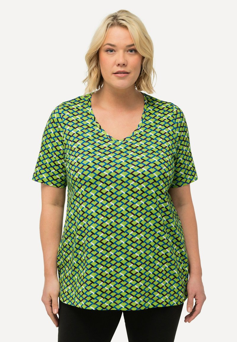 Top verde de manga corta con escote en V, patrón geométrico en azul y negro, de corte holgado y textura de tela suave.