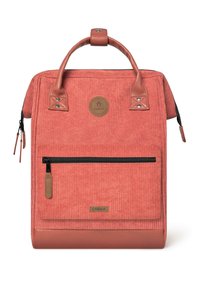 Zaino in corduroy corallo con base e dettagli in pelle. Include una maniglia superiore, una tasca frontale con zip e una patch con logo. Dettagli delle zip e delle cuciture visibili.