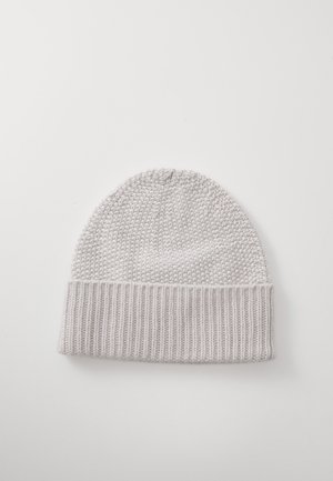 Cappello di lana grigia lavorato a maglia con orlo a coste. Presenta una parte superiore testurizzata con una forma arrotondata. Realizzato in un filato morbido e flessibile.
