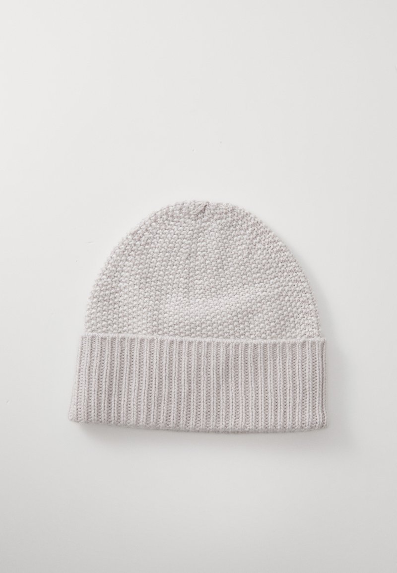 Gorro de lana gris tejido con un puño acanalado. Presenta una parte superior texturizada con forma redondeada. Fabricado con hilo suave y flexible.