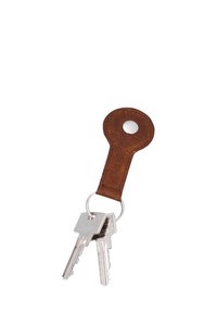 Deux clés en métal attachées à un porte-clés rond en cuir marron avec un bouton argenté sur fond blanc.