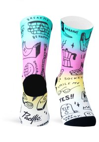 Calcetines coloridos que presentan un degradado de azul, rosa y amarillo, con gráficos y texto en negro de estilo caricaturesco, incluyendo sonrisas y objetos.