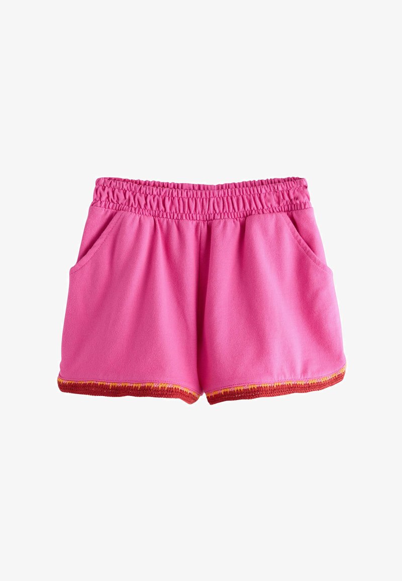 Shorts à taille élastique rose vif avec poches latérales et un bord multicolore orange-rouge le long de l'ourlet.