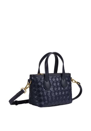 Petit sac à main en cuir bleu marine avec motif tissé, doubles poignées et bandoulière détachable avec fermoirs dorés.