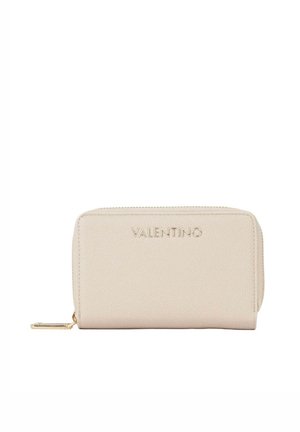 Portafoglio in pelle beige con finitura testurizzata, chiusura a cerniera, logo "Valentino" in rilievo e dettagli in metallo color oro. Forma rettangolare.