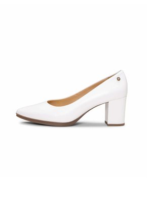 Zapato de tacón para mujer de cuero blanco con tacón grueso y punta redonda, forro interior color beige y pequeño botón metálico decorativo en el cuello del tacón.
