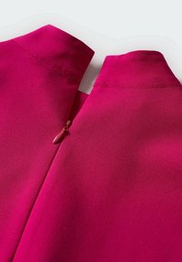 Tissu de vêtement rose vif avec un gros plan de deux cols montants et une petite tirette assortie sur un côté.