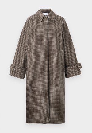 Smeđi kaput u houndstooth uzorku s ovratnikom, zatvaranjem na dugmad i širokim rukavima. Ima A-linijski siluet i teksturiranu tkaninu.