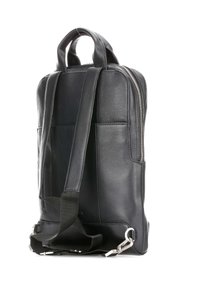 Zaino nero in pelle con superficie texturizzata, doppi manici superiori, spallacci imbottiti e scomparti con zip. Presenta dettagli in hardware argentato.