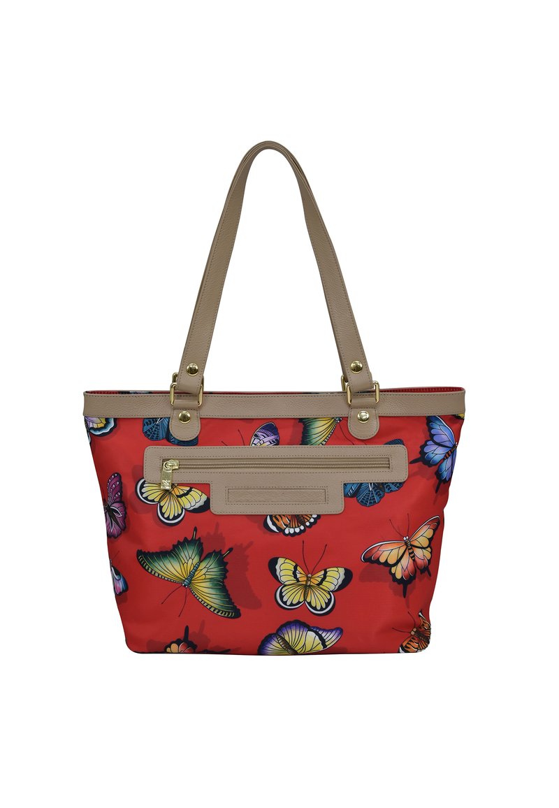 Rode tote bag met vlinderprint, beige nepleer handvatten en accenten, ritszakdetail en een gestructureerde vorm.