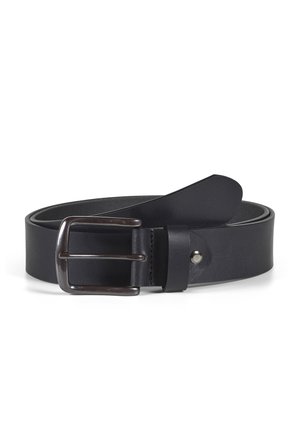 Cinturón de cuero negro con una textura suave. Cuenta con una hebilla de metal y un lazo de sujeción, diseñado para la durabilidad y estabilidad.