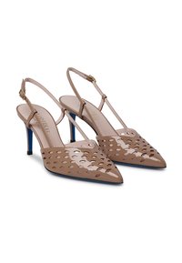 Scarpe slingback in pelle verniciata beige con motivi geometrici ritagliati, punta appuntita e tacchi a stiletto blu. Inclusa una cinghia alla caviglia regolabile.