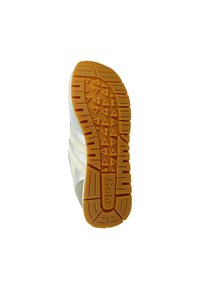 Suela de zapatilla con un patrón texturizado; construcción de goma en tonos naranja y marrón; presenta tacos triangulares para tracción y agarre.