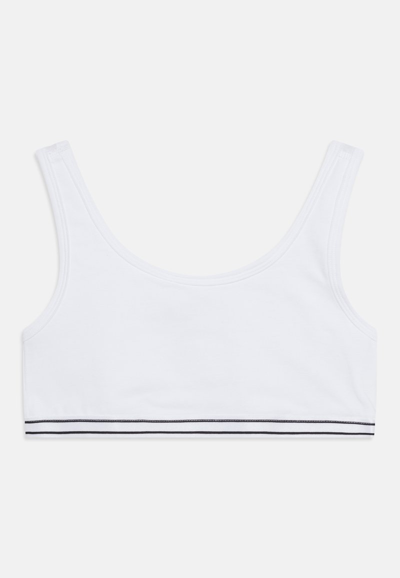 Bela bombažna majica brez rokavov z širokimi naramnicami, gladko teksturo in črnim pasom kot dekoracijo vzdolž spodnjega roba.