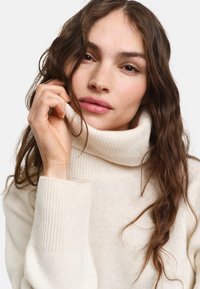 GANT DETAIL ROLLNECK - Jumper - cream