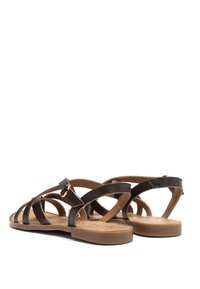 Brązowe skórzane sandały o paskowym wzorze, z zapięciem na klamrę, płaską podeszwą i gładką fakturą.