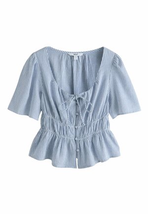 Vaaleansinivalkoinen pystyraitainen pusero, jossa lyhyet liehukevät hihat, pyöreä pääntie, etusolmittava nauha, napit ja kerrostettu vyötärö peplumreunuksella.