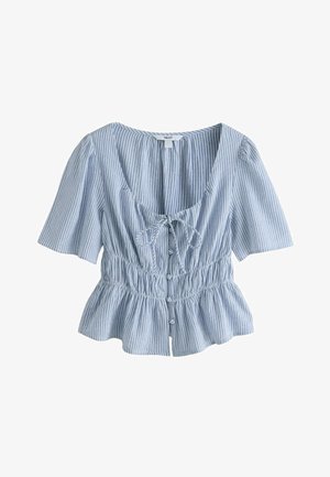 Šviesiai mėlyna ir balta vertikalių dryžių palaidinė su trumpomis pūstomis rankovėmis, apvali iškirptė, priekyje raišteliai, sagos ir susmulkinta juosmens dalis su peplumo apačia.