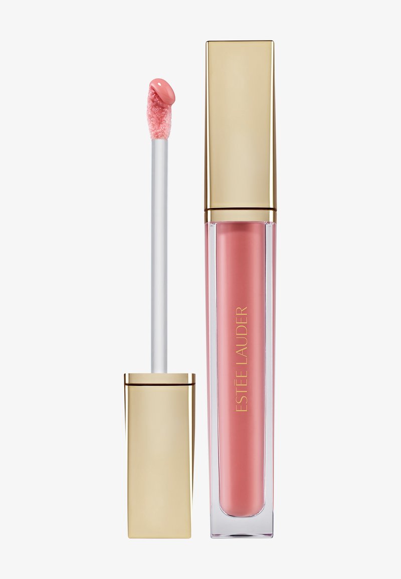 Lichtroze lipgloss in een doorzichtige tube met gouden accenten. De applicator heeft een zachte, gevlochten punt voor een soepele applicatie.