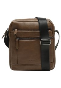 Brun lädercrossbody-väska med justerbar svart rem, som har flera dragkedjefickor och en slät yta.