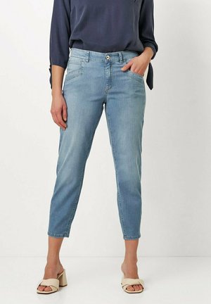 Hellblaue Denim-Jeans mit schlanker Passform, die ein klassisches Fünf-Taschen-Design und subtile Nähdetails aufweisen.