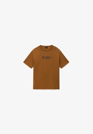 Tricou maro din bumbac cu mânecă scurtă, gât rotund și o mică pată dreptunghiulară maro închis centrată pe piept.