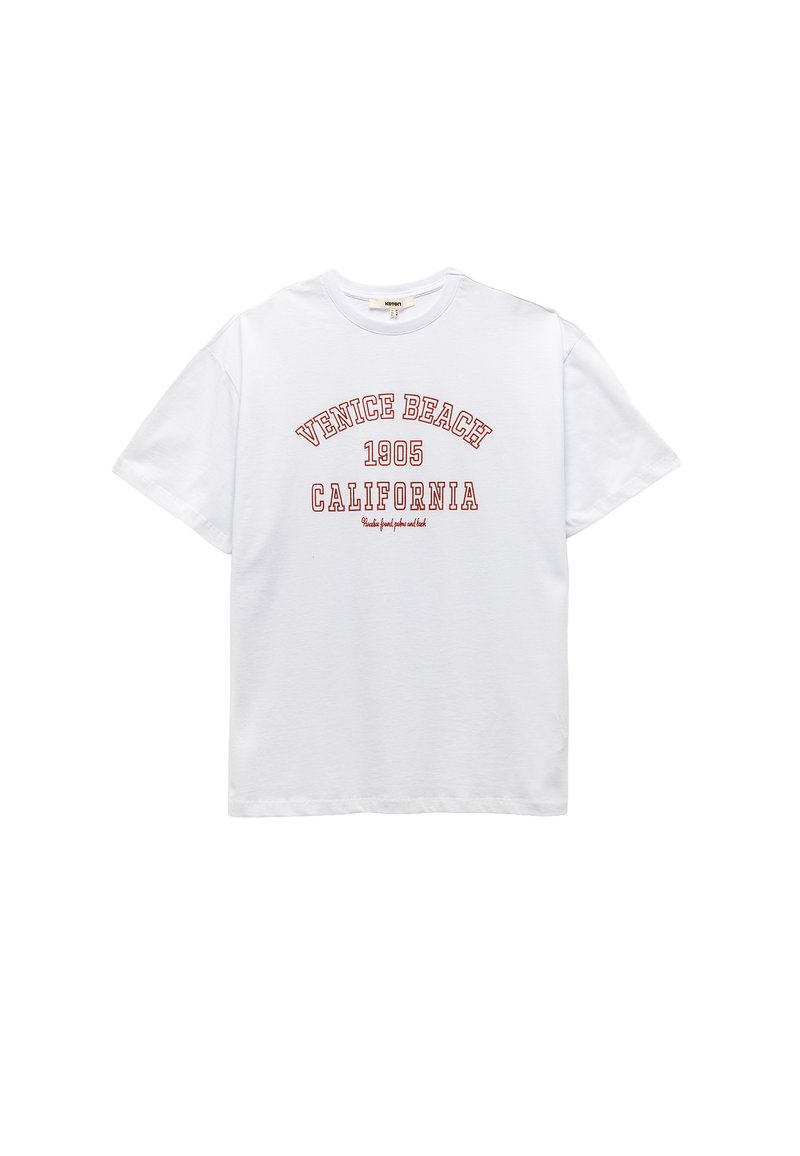 Camiseta de algodón blanca con texto rojo que dice "VENICE BEACH 1905 CALIFORNIA" en un diseño curvado. Manga corta, cuello redondo.